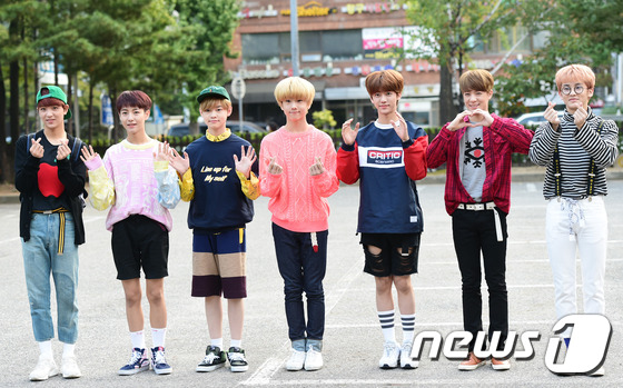 (서울=뉴스1스타) 권현진 기자 = NCT 드림이 23일 오전 서울 여의도 KBS 신관 공개홀에서 열린 KBS2 \'뮤직뱅크\'(뮤뱅) 리허설을 하기 위해 들어서며 사랑스러운 인사 …