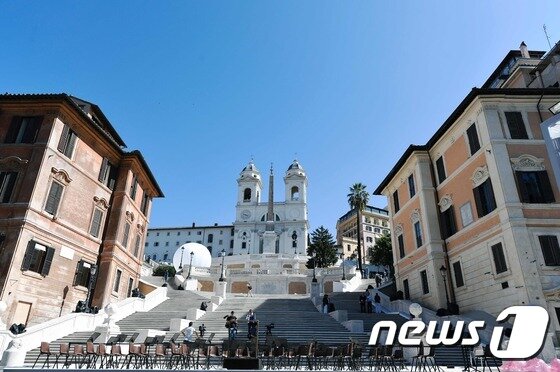 본문 이미지 - 새롭게 개장한 로마 '스페인 계단'. ⓒ AFP=뉴스1