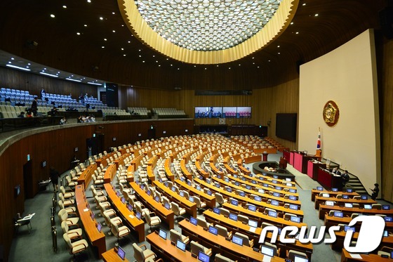 (서울=뉴스1) 민경석 기자 = 20대 국회 첫 대정부질문 마지막 날인 23일 서울 여의도 국회에서 오전 10시 30분에 열릴 예정인 교육·사회·문화 분야 대정부질문이 오후2시로 …