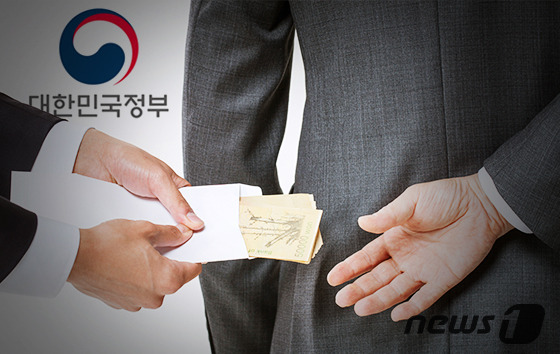 "날로 먹고 사는 거 알잖아요"…차·아내 급여 대가로 '18억' 사업 몰아줘