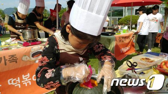 전북 완주군에서 열린 와일드푸드축제에서  '가족사랑 으뜸요리 경연대회'가 열리고 있다./뉴스1 © News1 김동규 기자