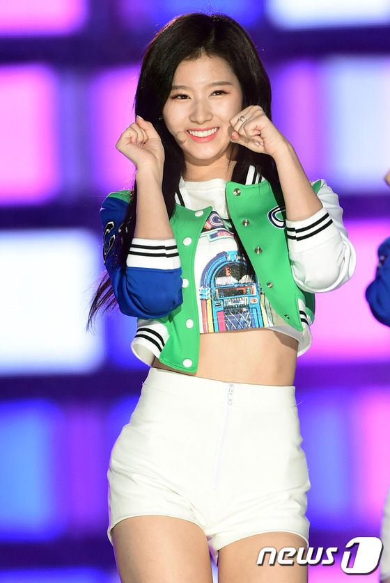 (인천=뉴스1스타) 권현진 기자 = 트와이스 사나가 24일 오후 인천문학경기장 주경기장에서 열린 \'인천 K-POP 콘서트 2016\'에 출연해 화려한 공연을 펼치고 있다.