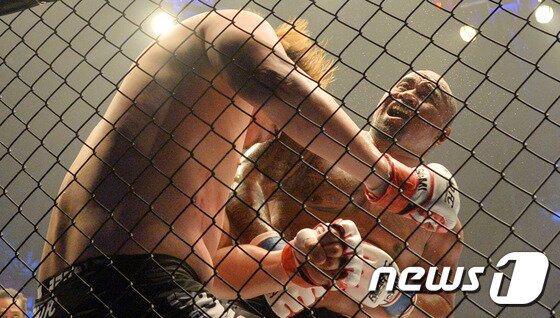 본문 이미지 - 24일 서울 중구 장충체육관에서 열린 로드FC 33 무제한급 토너먼트 결승전 최홍만과 마이티 모 경기에서 최홍만이 KO패 당하고 있다. 2016.9.24/뉴스1 ⓒ News1 김명섭 기자