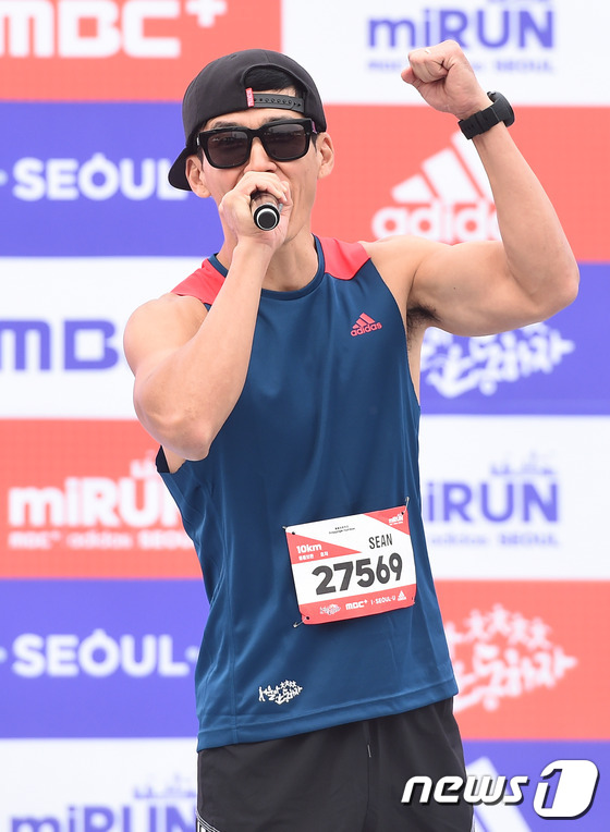 (서울=뉴스1스타) 고아라 기자 = 가수 션이 25일 오전 서울 여의도 공원에서 열린 '아디다스 MBC+ 마이런 서울’에 참석해 불끈 주먹으로 파이팅을 외치고 있다.