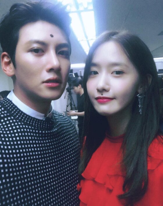 본문 이미지 - 지창욱이 윤아와 찍은 코믹샷을 올렸다. ⓒ News1star / 지창욱 인스타그램