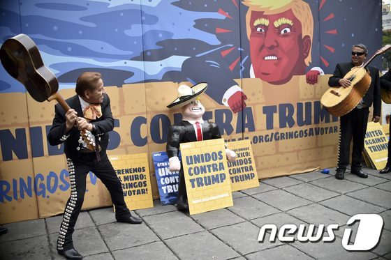 [사진] 트럼프 내려치는 퍼포먼스