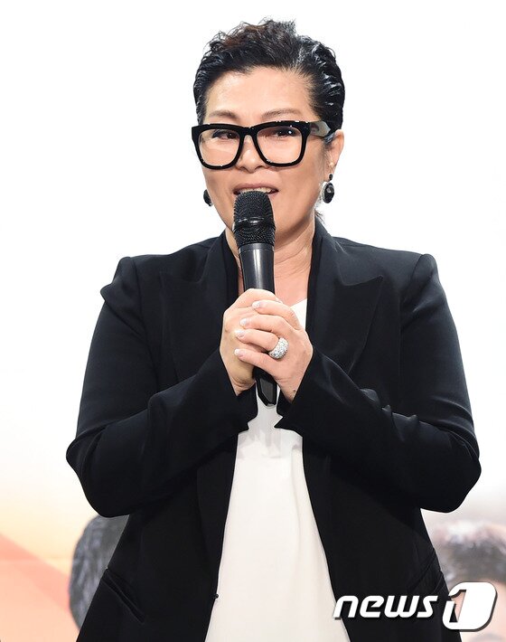 본문 이미지 - 가수 허영란이 26일 오전 쉐라톤 서울 팔레스호텔 강남호텔에서 열린 ‘통해야 조운파 사랑 톡 콘서트’ 제작발표회에 참석해 인사말을 하고 있다. ⓒ News1star/ 권현진 기자