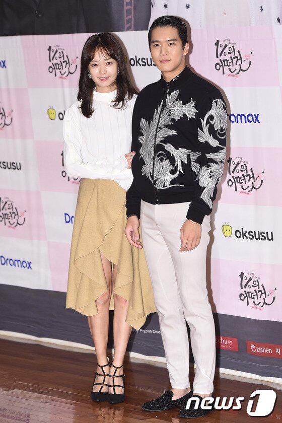 본문 이미지 - 배우 전소민, 하석진(오른쪽)이 26일 오후 서울 SK T타워 수펙스홀에서 열린 드라맥스 수목드라마 '1%의 어떤 것'(극본 현고운, 연출 강철우) 제작발표회에서 커플 케미를 뽐내고 있다. ⓒ News1star/ 고아라 기자