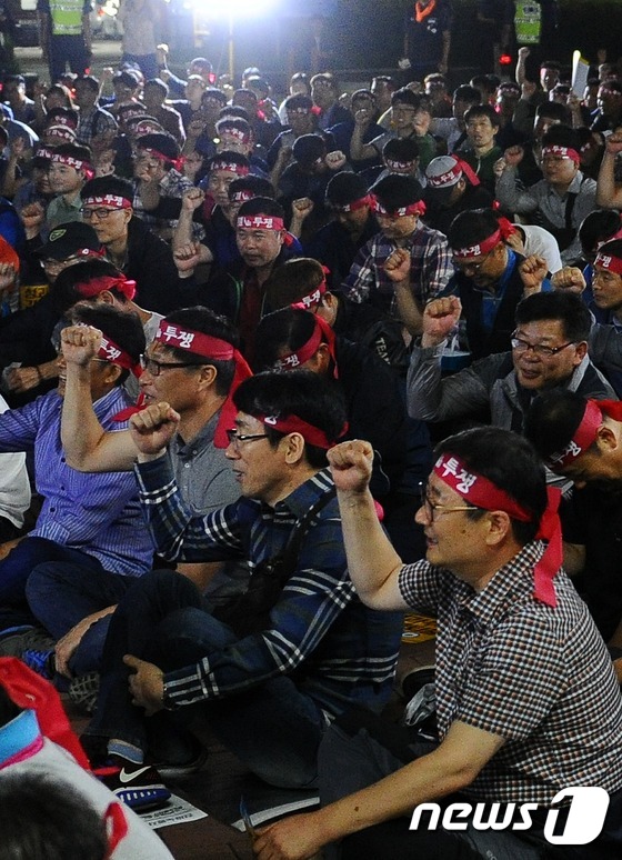 (부산=뉴스1) 여주연 기자 = 26일 오후 부산 동구 부산역 선상주차장에서 열린 '철도 노동조합 야간 총회 및 총파업 선언식'에서 조합원들이 구호를 외치고 있다. 2016.9.2 …