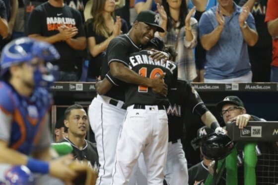 본문 이미지 - 디 고든이 27일 뉴욕 메츠와의 경기에서 1회 홈런을 때려낸 뒤 눈물을 흘리며 덕아웃으로 들어오고 있다. (마이애미 말린스 트위터). ⓒ News1