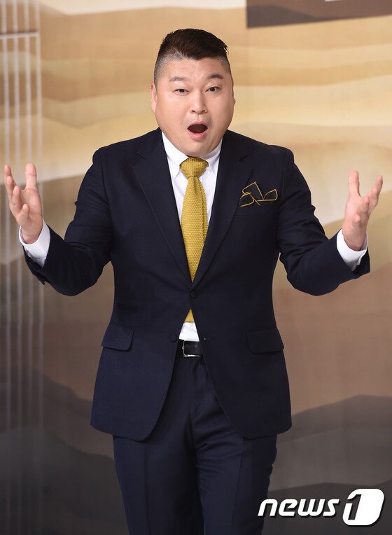 본문 이미지 - 방송인 강호동이 27일 오후 서울 영등포 타임스퀘어 아모리스홀에서 열린 올리브TV '한식대첩4' 제작발표회에 참석해 문어보고 놀란 표정을 짓고 있다. ⓒ News1tar / 고아라 기자