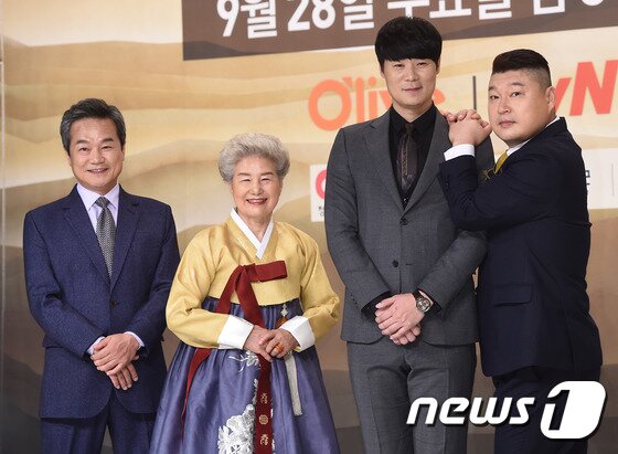 본문 이미지 - 칼럼니스트 유지상, 요리연구가 심영순, 최현석, 방송인 강호동(왼쪽부터)이 27일 오후 서울 영등포 타임스퀘어 아모리스홀에서 열린 올리브TV '한식대첩4' 제작발표회에 참석해 단체 포즈를 취하고 있다. ⓒ News1star /  고아라 기자