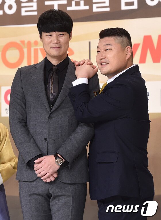 본문 이미지 - 요리연구가 최현석, 방송인 강호동(오른쪽)이 27일 오후 서울 영등포 타임스퀘어 아모리스홀에서 열린 올리브TV '한식대첩4' 제작발표회에 참석해 유쾌한 포즈로 시선을 사로잡고 있다. ⓒ News1star / 고아라 기자