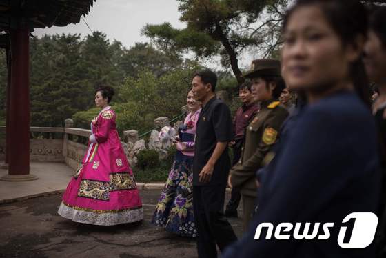 [사진] 결혼사진 촬영하는 북한 신부
