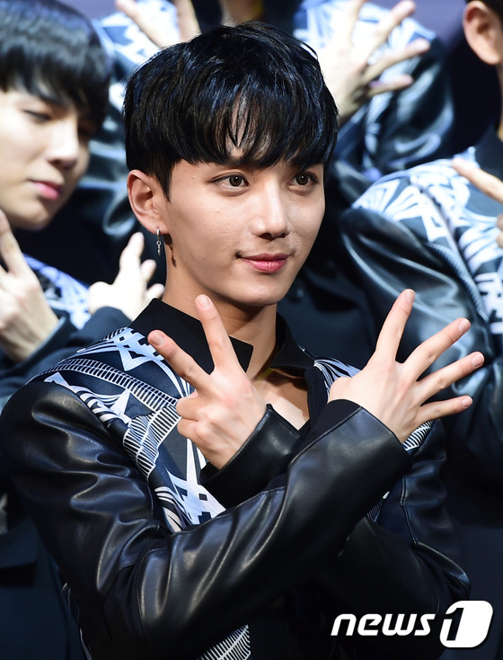 (서울=뉴스1스타) 권현진 기자 = 소년24 인호가 27일 오후 서울 명동 메사 BOYS24 Hall에서 열린 소년24 라이브 콘서트 프레스콜에 참석해 포즈를 취하고 있다.