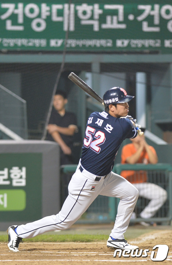 (대전ㆍ충남=뉴스1) 주기철 기자 = 27일 오후 대전 한화생명이글스구장에서 열린 2016 프로야구 한화 이글스와 두산 베어스  경기에서 6회초 2사 2루 상황에서 두산 김재호가 …