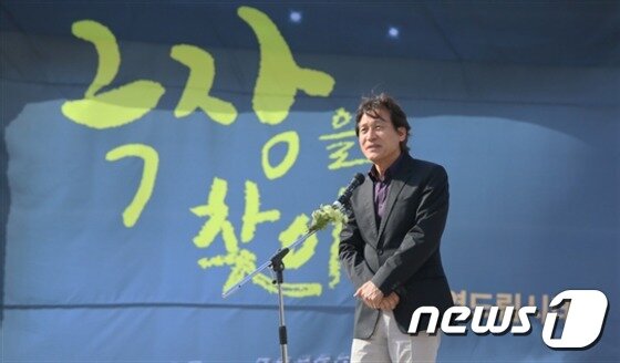 본문 이미지 - 구례자연드림파크 영화제 찾은 영화배우 안성기(아이쿱농산 제공) ⓒ News1