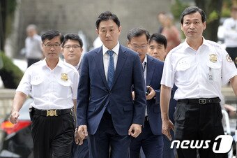 본문 이미지 - '스폰서·사건청탁' 사건으로 구속 된 김형준 부장검사(46·사법연수원 25기)/뉴스1 ⓒ News1 안은나 기자