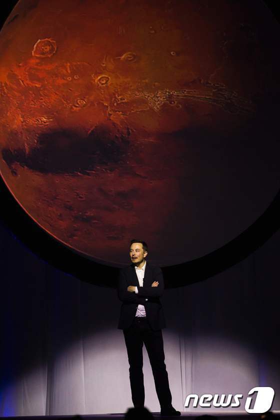 본문 이미지 - 미국 민간 우주선 개발업체인 스페이스X의 최고경영자(CEO) 엘론 머스크가 27일(현지시간) 멕시코에서 열리고 있는 국제우주대회(IAC)에서 화성 식민지를 건설하겠다는 야심찬 계획을 발표했다. ⓒ AFP=뉴스1