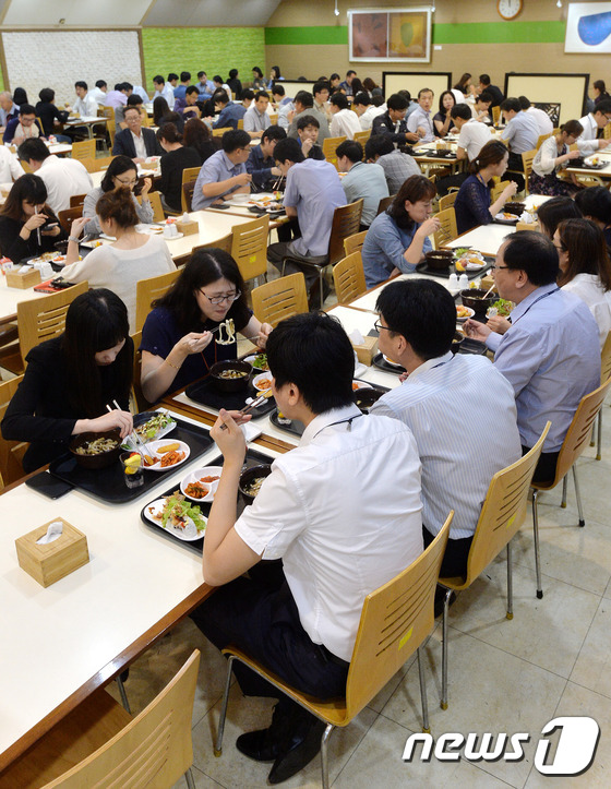 (서울=뉴스1) 박세연 기자 = 부정청탁 및 금품 등 수수의 금지에 관한 법률(일명 김영란법) 시행 첫날인 28일 종로구 정부서울청사 구내식당에서 직원들이 점심식사를 하고 있다. …