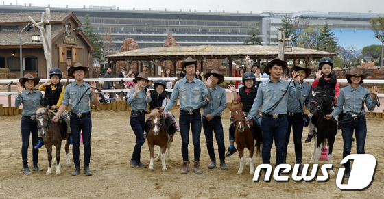 (과천=뉴스1) 안은나 기자 = 28일 경기 과천 렛츠런파크 서울에서 열린 롤플레잉 테마파크 '위니월드'를 찾은 어린이들이 포니에 올라타 즐거운 시간을 보내고 있다. 한국마사회는 …