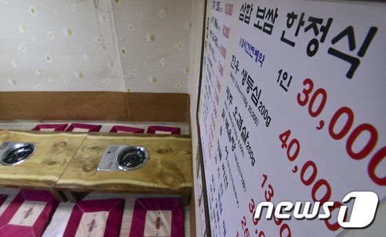 본문 이미지 - 부정청탁 및 금품 등 수수의 금지에 관한 법률(일명 김영란법) 시행 첫날인 28일 오후 서울의 한 한정식 식당가가 점심시간임에도 한산한 모습을 보이고 있다.  2016.9.28/뉴스1 ⓒ News1 신웅수 기자