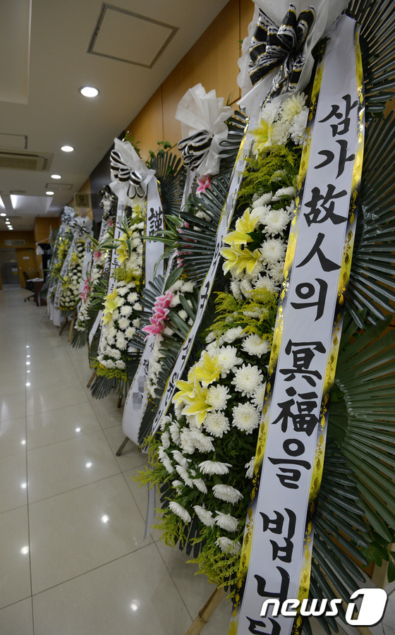 (서울=뉴스1) 안은나 기자 = 김영란법(부정청탁 및 금품 등 수수의 금지에 관한 법률) 시행 첫날인 28일 서울 시내의 한 장례식장에 근조화환들이 놓여있다. 김영란법에 따르면 경 …