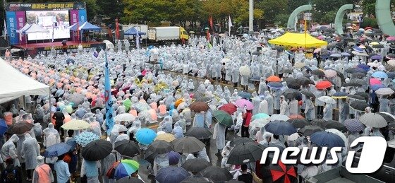 본문 이미지 - 철도 노조 파업 2일차인 28일 오후 부산 동구 부산역 광장에서 열린 '민주노총 총파업 총력투쟁 결의대회'에 참석한 노조원들이 비를 맞으며 구호를 외치고 있다. 2016.9.28/뉴스1 ⓒ News1 여주연 기자