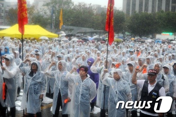 본문 이미지 - 철도 노조 파업 2일차인 28일 오후 부산 동구 부산역 광장에서 열린 '민주노총 총파업 총력투쟁 결의대회'에 참석한 노조원들이 현수막을 찢는 퍼포먼스를 선보이고 있다. 2016.9.28/뉴스1 ⓒ News1 여주연 기자