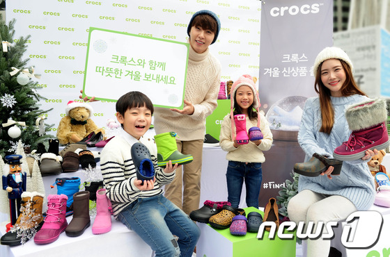 (서울=뉴스1) 추연화 기자 = 풋웨어 브랜드 크록스 모델들이 29일 오전 서울 광화문 청계광장에서 2016년 겨울 신상품들을 선보이고 있다.크록스는 클로그 실루엣에서 부드러운 안 …