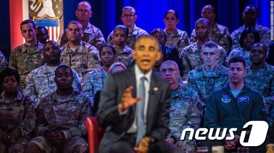 본문 이미지 - 현직 군인, 참전용사, 전사자 가족 등이 28일 오바마 대통령을 만나기 위해 버지니아주 포트리 육군기지에 자리했다. [출처=cnn]ⓒ News1