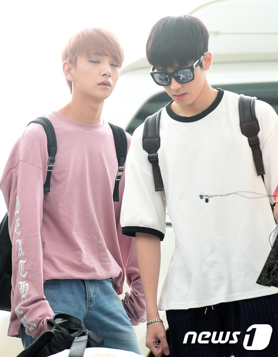 (인천공항=뉴스1스타) 권현진 기자 = 세븐틴 조슈아, 원우(오른쪽)가 콘서트차 3일 오전 인천국제공항을 통해 홍콩으로 출국하고 있다.