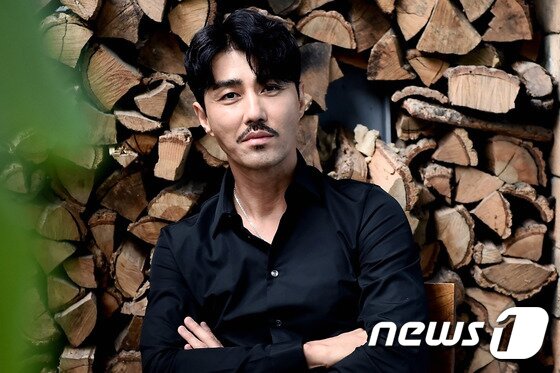 본문 이미지 - 배우 차승원이 최근 서울 종로구 삼청동의 한 카페에서 진행된 인터뷰에서 실존인물 김정호를 연기하며 힘들었던 순간을 돌이켰다. ⓒ News1star / 고아라 기자ⓒ News1star / 고아라 기자