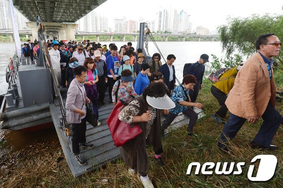 본문 이미지 - 밤섬 실향민들이 민족 대명절인 추석을 앞두고 귀향제를 올리기 위해 3일 오전 서울 마포구 밤섬에 들어서고 있다. 2016.9.3/뉴스1 ⓒ News1 구윤성 기자
