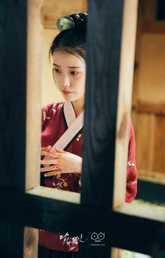 본문 이미지 - 아이유는 '달의 연인'에서 해수 역을 맡아 이준기, 강하늘 등과 호흡을 맞추고 있다. ⓒ News1star / SBS '달의 연인-보보경심 려'