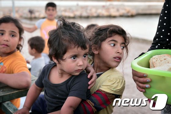[사진] 군침 흘리는 난민 어린이들