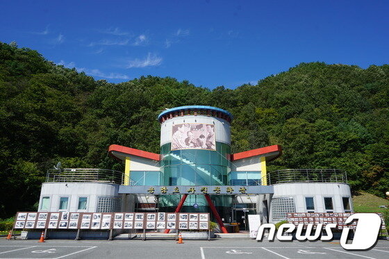 본문 이미지 - 진안 용담호의 일출이 한 폭의 그림으로 다가온다. 많은 사진작가들에게 인기코스다. 사진은 용담호 사진문화관 전경. 2016.9.30. /뉴스1 ⓒ News1 김대홍 기자