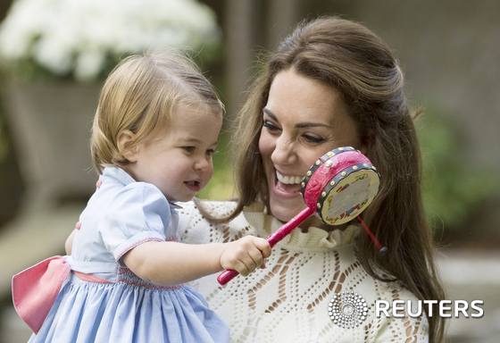 (빅토리아 로이터=뉴스1) 우동명 기자 = 영국 케이트 미들턴 왕자빈이 29일 (현지시간) 캐나다  브리티시 컬럼비아 주 빅토리아 총독관저에서 열린 어린이 파티에서 샬롯 공주를 안 …