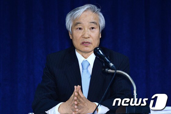 본문 이미지 - 30일 오후 서울 종로구 신문로 축구회관에서 열린 한국프로축구연맹 제18차 상벌위원회 기자회견에서 조남돈 상벌위원장이 K리그 심판 매수에 관련된 전북 현대의 징계에 대해 발표를 하고 있다. 상벌위원회는 전북현대 스카우터가 2013년 K리그 심판들에게 금품을 준 사실에 대해 전북 구단에 1억 원의 벌과금을 부과하고, 2016시즌 승점 9점을 감점했다. 2016.9.30/뉴스1 ⓒ News1 임세영 기자