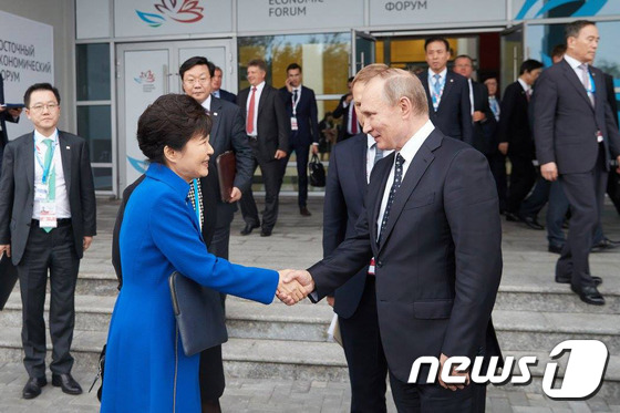 (서울=뉴스1) 이광호 기자 = 동방경제포럼(EEF) 참석 등을 위해 러시아를 방문중인 박근혜 대통령이 블라디미르 푸틴 러시아 대통령과 3일 오후(현지시간) 블라디보스토크 극동연방 …