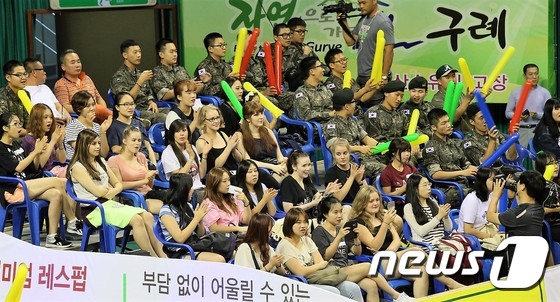 (구례=뉴스1) 서순규 기자 = 지난 2일부터 여자씨름의 발상지 구례실내체육관에서 열리고 있는 제8회 전국여자천하장사씨름대회에 씨름에 관심 있는 외국인 여성들이 단체로 관람하며 뜨 …