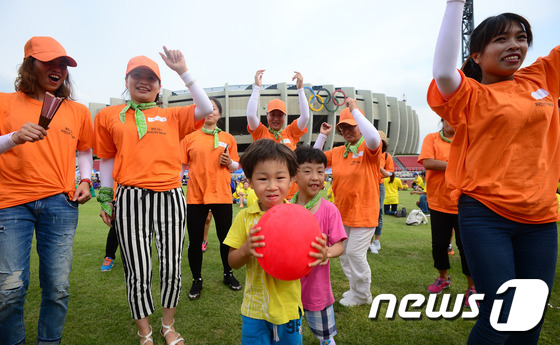 (서울=뉴스1) 박재만 인턴기자 = 4일 오후 서울 송파구 잠실동 잠실종합운동장 보조경기장에서 열린 '제6회 외국인 근로자 체육대회'에서 외국인 근로자들이 응원전을 펼치고 있다. …