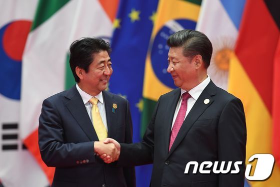 2016년 중국 항저우에서 개최됐던 G-20 정상회담 당시 아베 신조 총리와 시진핑 주석이 악수하고  있는 모습   © AFP=뉴스1 © News1 