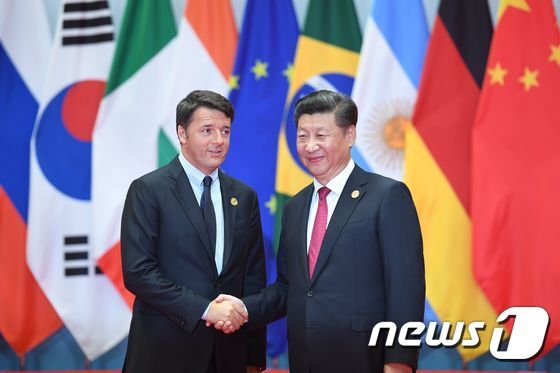 본문 이미지 - 마테오 렌치 이탈리아 총리(왼쪽)가 4일 오후(현지시간) 주요20개국 (G20) 정상회의가 열리는 중국 항저우국제전시장에 도착해 시진핑(習近平) 중국 국가주석과 악수하고 있다. 2016.09.04/ ⓒ AFP=뉴스1 ⓒ News1 최종일 기자