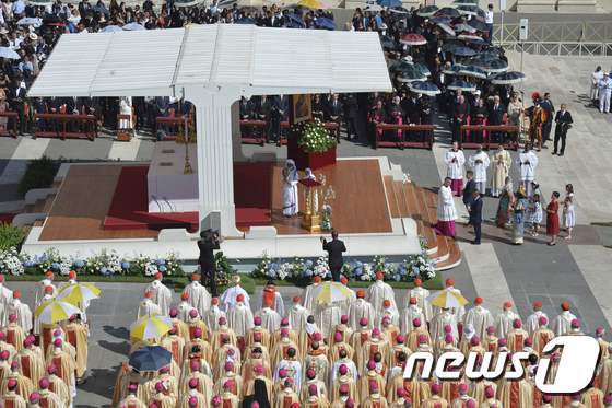 본문 이미지 - 4일(현지시간) 바티칸 광장에 성인 추대 미사가 열리고 있다. ⓒ AFP=뉴스1