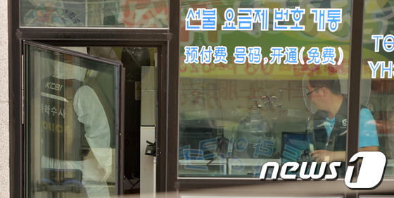 (안산=뉴스1) 이재명 기자 = 5일 오전 경기도 안산시 단원구 원곡동의 한 상가건물 내에서 신원미상의 남녀 4명이 숨진 채 발견됐다. 경찰은 사무실 문을 잠군 상태로 내부에서 숨 …