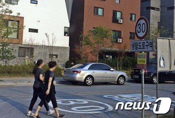 본문 이미지 - 생활도로구역의 경우 주거지 및 상권과 인접해있는 특성상 보도와 차도 구분이 명확치 않아 차도로 내려와 보행하는 경우가 많다 ⓒ News1 이인희 기자