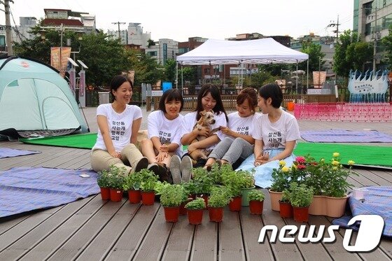 본문 이미지 - '제1회 삼선동 반려동물 축제'를 연 삼선동행. (왼쪽부터) 송나, 이경민, 조선화, 이나영, 달무지개. ⓒ News1