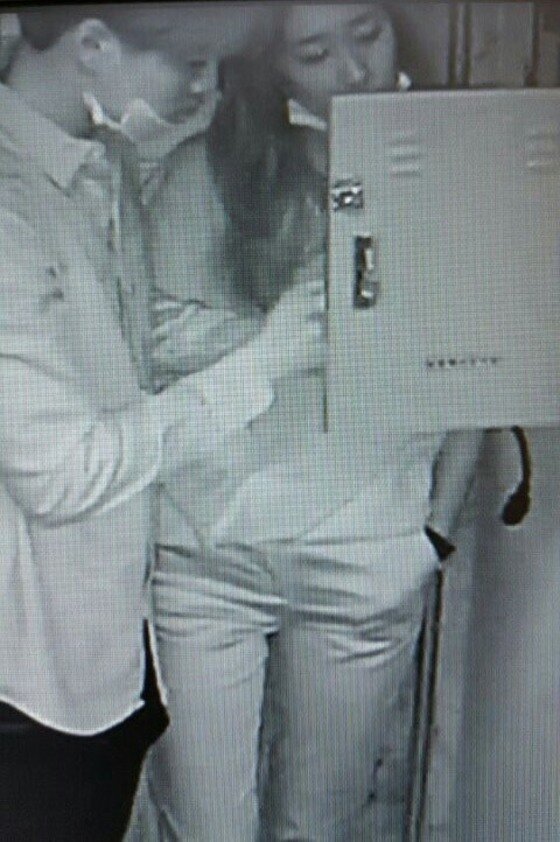 본문 이미지 - 카이와 크리스탈의 데이트 현장이 노출됐다. ⓒ News1star / 온라인커뮤니티