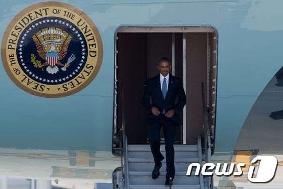 본문 이미지 - 버락 오바마 미국 대통령이 3일(현지시간) 오후 주요 20개국(G20) 정상회의 참석을 위해 중국 항저우 샤오산(蕭山)공항에 내리고 있다. ⓒ AFP=뉴스1
